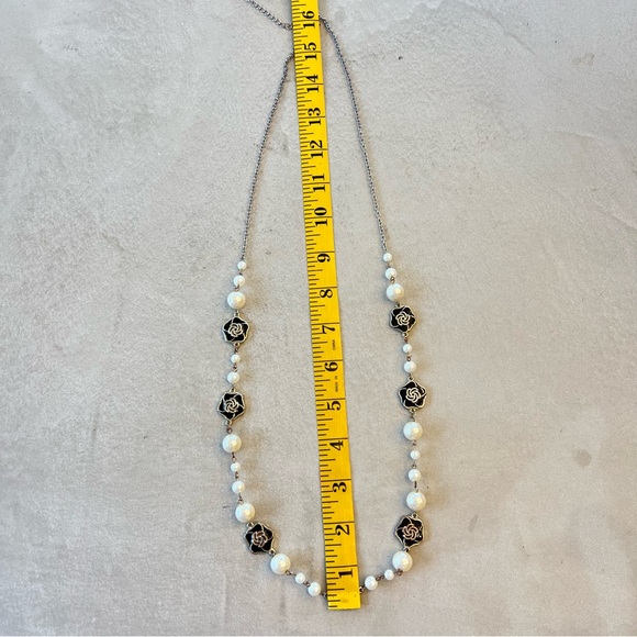 Black and White enamel‎ Flower & Pearl Necklace - Picture 7 of 7